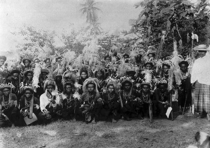 File:COLLECTIE TROPENMUSEUM Portret van een groep mannen uit Poelau Solor in dans- en krijgskleding TMnr 60007352.jpg