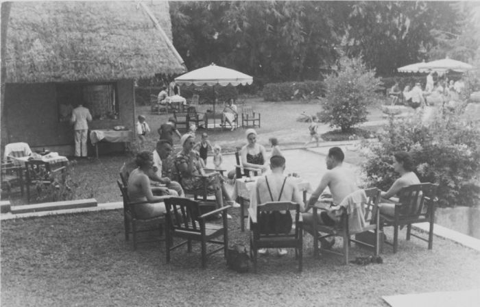 File:COLLECTIE TROPENMUSEUM Badgasten zittend op stoelen in een halve kring naast het zwemband Dago te Bandung Java TMnr 60045039.jpg