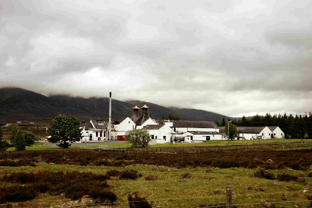 File:Dalwhinnie Distillery, Dalwhinnie.jpg