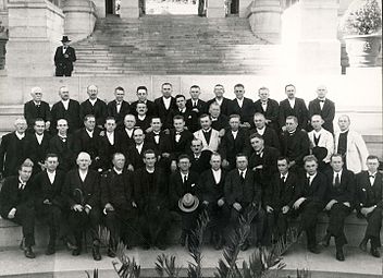 Die Algemene Sinode van die GKSA 1933 in sitting Pretoria, afgeneem op die trap van die Uniegebou. Eerste ry: A. Postma, P.G.W. Snyman, Derk Rumpff, J.G.H. van der Walt, I.D. Krüger, prof. J.C. Coetzee, T.T. Spoelstra, A.S.E. Yssel, D.N. Kotzé, W.J. Postma, J.P. van den Berg, I.J. van der Walt. Tweede ry: H.F.V. Kruger, J.H. Boneschans, J.M. de Wet. Tweede ry: W.J. de Klerk, P.J.S. de Klerk, B.J. de Klerk, B. de Klerk, S.J. van der Walt, L.S. van der Walt, J.A. Schutte, N.H. van der Walt, E.I.J Venter, H.S. van Jaarsveld, H.J. Venter, D.G Venter, J.V. Coetzee. Vierde ry: J. van Rooy, A. Aucamp, H.P.J. Pasch. Vyfde ry: J.A. van Rooy, J.H. Kruger, G.H.J. Kruger, W.F. Venter, I.J. Lessing, J.B. du Plessis, S.P. van der Walt, J.P. Jooste, J.L. de Bruin, S. du Toit, D.P. du Plessis, F.P.J. Snyman.