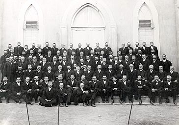 1913: Die Algemene Sinode van die Gereformeerde Kerk in sitting op Steynsburg. Ds. Krüger sit 11de van links in die tweede ry.