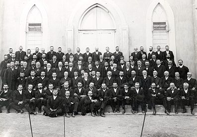 Die Algemene Sinode van die Gereformeerde Kerk in sitting te Steynsburg, 1913: Eerste ry: Onbekend, J.H. Kruger, F.P.J. Snyman. Tweede ry: T.N. Venter, onbekend, J.G.H. van der Walt, G.H.J. Kruger, Totius, H.J.R. du Plessis, onbekend, onbekend, Jacobus du Plessis, onbekend, Izak Krüger, onbekend, onbekend, H.C. van Rooy, J.A. van Rooy. Derde ry: Onbekend, Hendrikus Pasch, N.H. van der Walt, Pieter Bingle, Taetse Hamersma, J.P. van der Walt, Petrus Postma, Louis Vorster, onbekend, W.J. de Klerk, W.L. Steenkamp, onbekend (of dié twee andersom), W.J. Snyman, drie onbekend. Vierde ry: Dirk Postma (agtste van links), prof. Sietse Los (11de van links, skuins agter man voor hom), Derk Rumpff (derde van regs), D.P. du Plessis (regs).