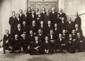 1930: Die Algemene Sinode van die GKSA in sitting op Burgersdorp. Eerste ry: S. van der Walt, Jacs van Rooy. Tweede ry: Dr. E. Venter, J.C. van der Walt, H.J. Venter, J.G.H. van der Walt, G.H.J. Kruger, W.J. Postma, W.J. Snyman, Dirk Postma, D.N. Kotzé, J.H. Boneschans, A. Duvenage. Derde ry: H.P.J. Pasch, N.H. van der Walt, W.J. de Klerk, T. Hamersma, J.A. van Rooy, J.V. Coetzee, D.P. du Plessis, H.S. van Jaarsveld en D.G. Venter. Vierde ry: H. du Plessis, A.S.E. Yssel, J.P. Jooste, A. Postma, I.D. Krüger, W.F. Venter, T.T. Spoelstra, F.P.J. Snyman, dr. P.J.S. de Klerk, prof. Jacobus du Plessis, H.J.R. du Plessis, Derk Rumpff.