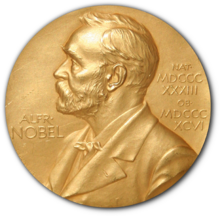 Zlatna medalja sa dubljom slikom čovjeka s bradom koji je profilom okrenut u lijevu stranu. Sa lijeve strane čovjeka je tekst "Alfr •"onda "NOBEL", a na desnoj strani, tekst (manji) "NAT •" onda "MDCCCXXXIII" gore, a zatim (manje) "OB •" onda "MDCCCXCVI" ispod.