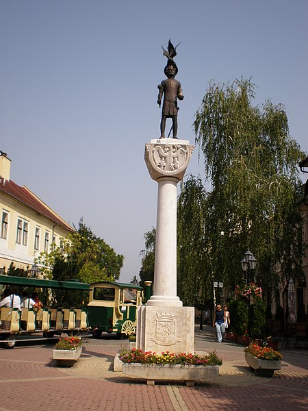 Datei:Stephans-Denkmal Tokaj.jpg