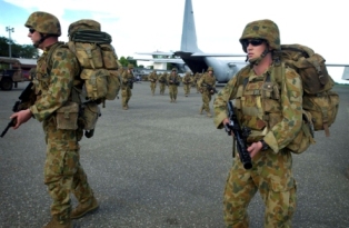 File:Soldiers from the 1st Battalion, Royal Australian Regiment arriving in the Solomon Islands (23-12-2004).jpg