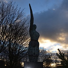 Jarl Hemmerin muistomerkki, Lintunainen, 1993, Vaasa