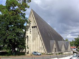 Façade de l'église, vue de l'avenue de Canenx