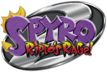 Logo américain du jeu. Sur un ovale oblique gris est écrit Spyro en violet, avec un S portant des écailles et une queue de dragon. Au-dessous, est inscrit en rouge Ripto's Rage!.