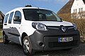 Hok Renault Kangoo ZE fan di taust Bechningsreeg me 33-kWh-Baterii laap bi di Benen-Diken-Hof ön Kairem. Lüng Karoseri.