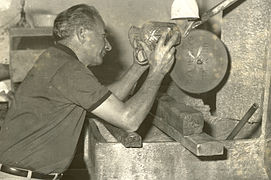 Molatura di una caraffa con ruote in pietra arenaria (1965)