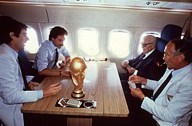 Sandro Pertini con i Campioni del Mondo su un DC-9 del 31º