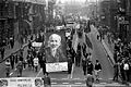 Grande ritratto di Ho Chi Minh portato in corteo dai militanti durante una manifestazione dell'autunno caldo a Milano nel 1969