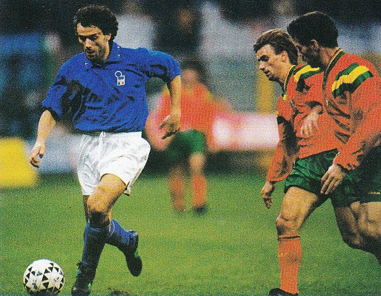 File:Italia vs Portogallo (Milano, 1993) - Roberto Donadoni e João Vieira Pinto.jpg