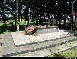 Памятник на братской могиле солдат и офицеров 64-й отдельной морской стрелковой и 24-й танковой бригад в селе Белый Раст.