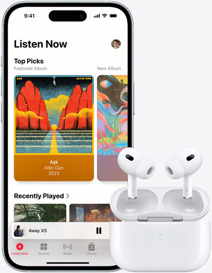 iPhone 15, der afspiller musik ved siden af et par AirPods