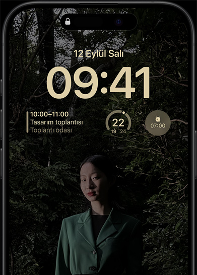 Takvim araç takımının, hava durumu araç takımının ve alarm araç takımının yer aldığı bir Kilit Ekranı’nın gösterildiği iPhone 15 Pro’nun Hep Açık ekranı