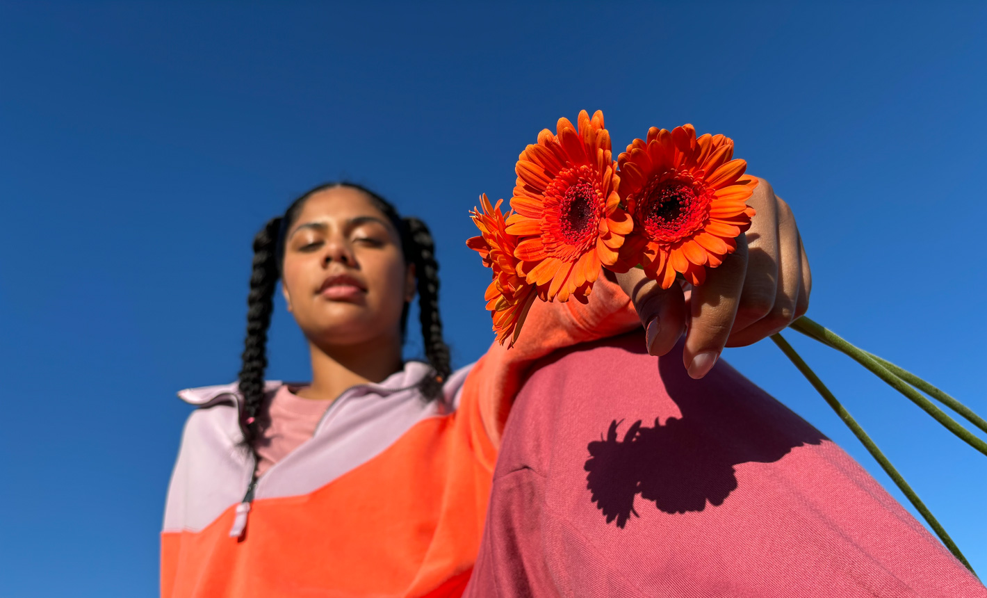 Portrætbillede af en kvinde med blomster i hånden