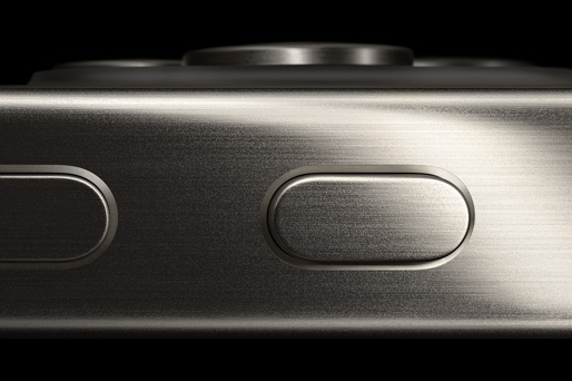Titanyum kasaların, Eylem düğmesinin ve ses yükseltme düğmesinin gösterildiği iPhone 15 Pro’nun yakın çekim yandan görünümü