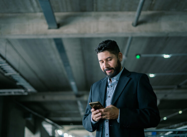 couverture-mobile-indoor-businessman-parking