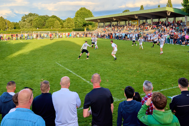 Das Finale des FIEGE Soccer Cups läuft im Adam-Günderoth-Stadion in Lampertheim