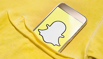 Smartphone mit Snapchat-Symbol in einer Tasche