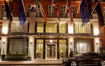 Claridge's hotel at night