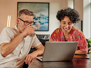 Senioren im Einkaufszentrum mit iPad