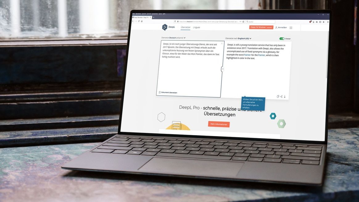 Ein Notebook mit Ansicht des Online-Übersetzers DeepL auf dem Display