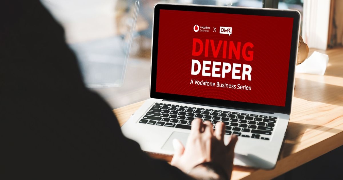 Diving Deeper-Logo auf einem Laptop