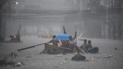 Manila residents in boats