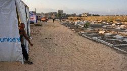 Displaced Palestinians from Khan Yunis set up a temporary camp