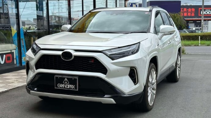 【施工事例】トヨタRAV4フロントグリル交換