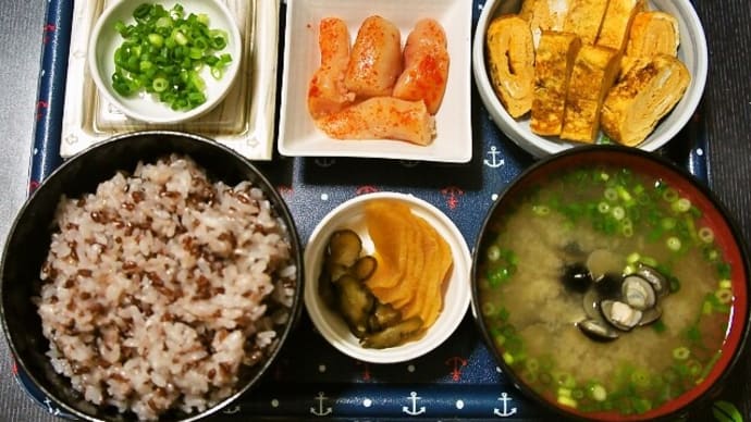 家で朝ご飯（古代米入りご飯に玉子焼き、明太子、納豆、しじみのみそ汁、みそ漬）（2021年6月25日）