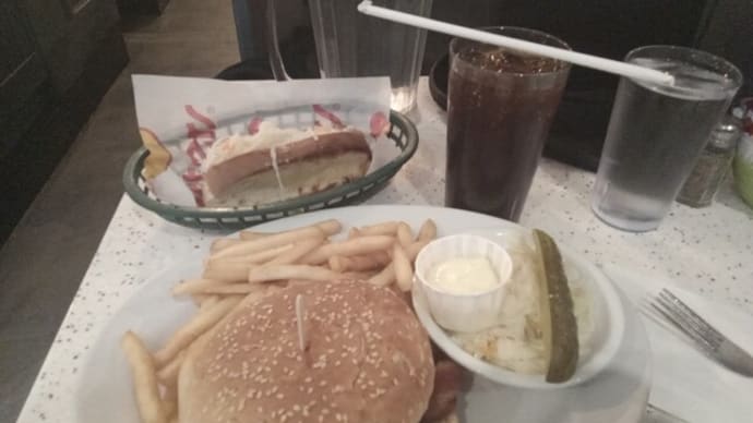 Another Good Piggy Meal At Our Favorite Joint.   😀😂🥰😇😈🍔🌭🍟🥬🥒🥤🐽🐷🐖