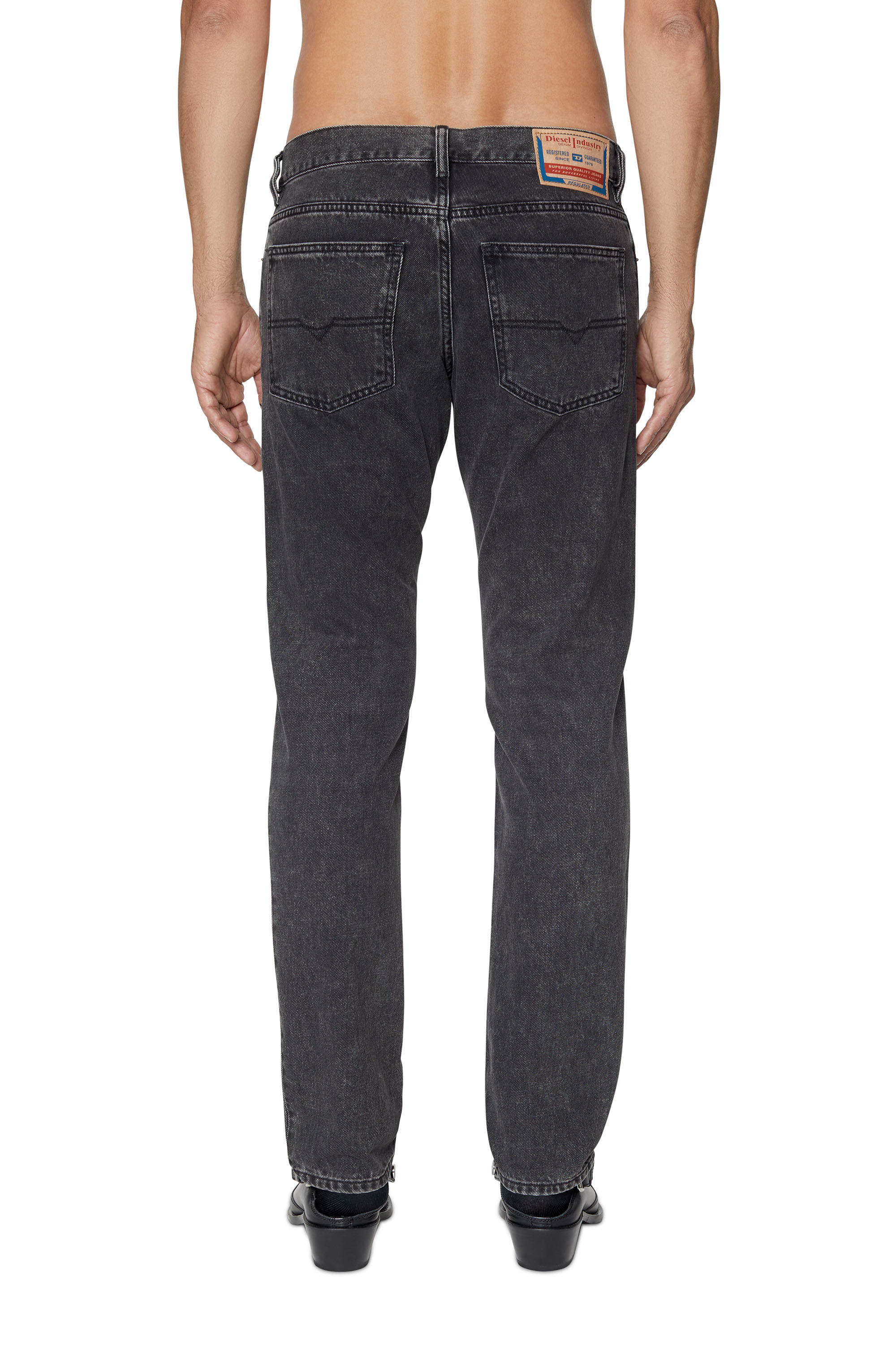 Diesel - Regular Jeans 1995 D-Sark 09B87, Male's Regular Jeans - 1995 D-Sark in Black/Dark Grey - 4