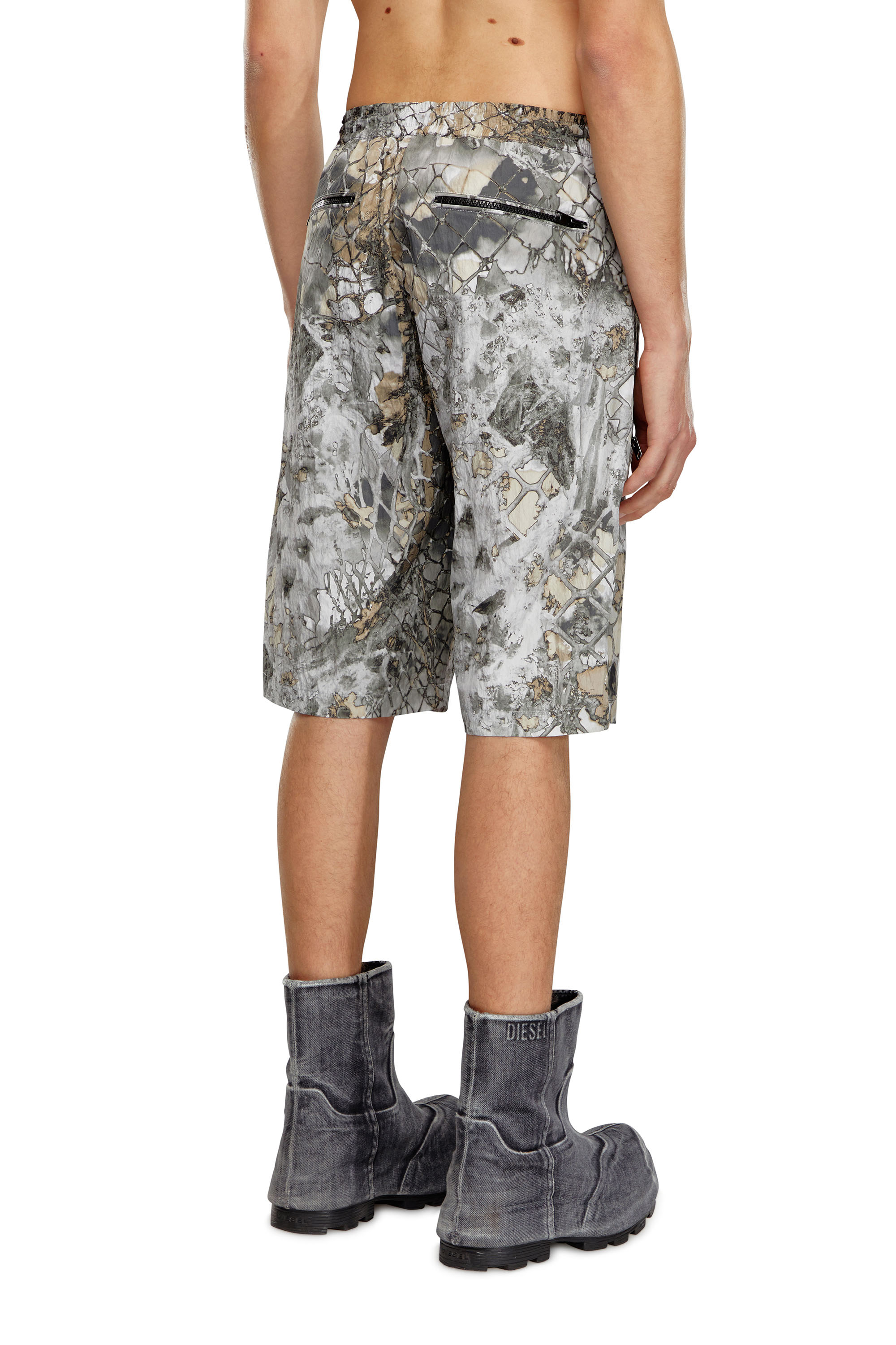 Diesel - P-MCKELL-SHORT-A, Herren Cargoshorts aus Nylon mit abstraktem Print in Grau - Image 4