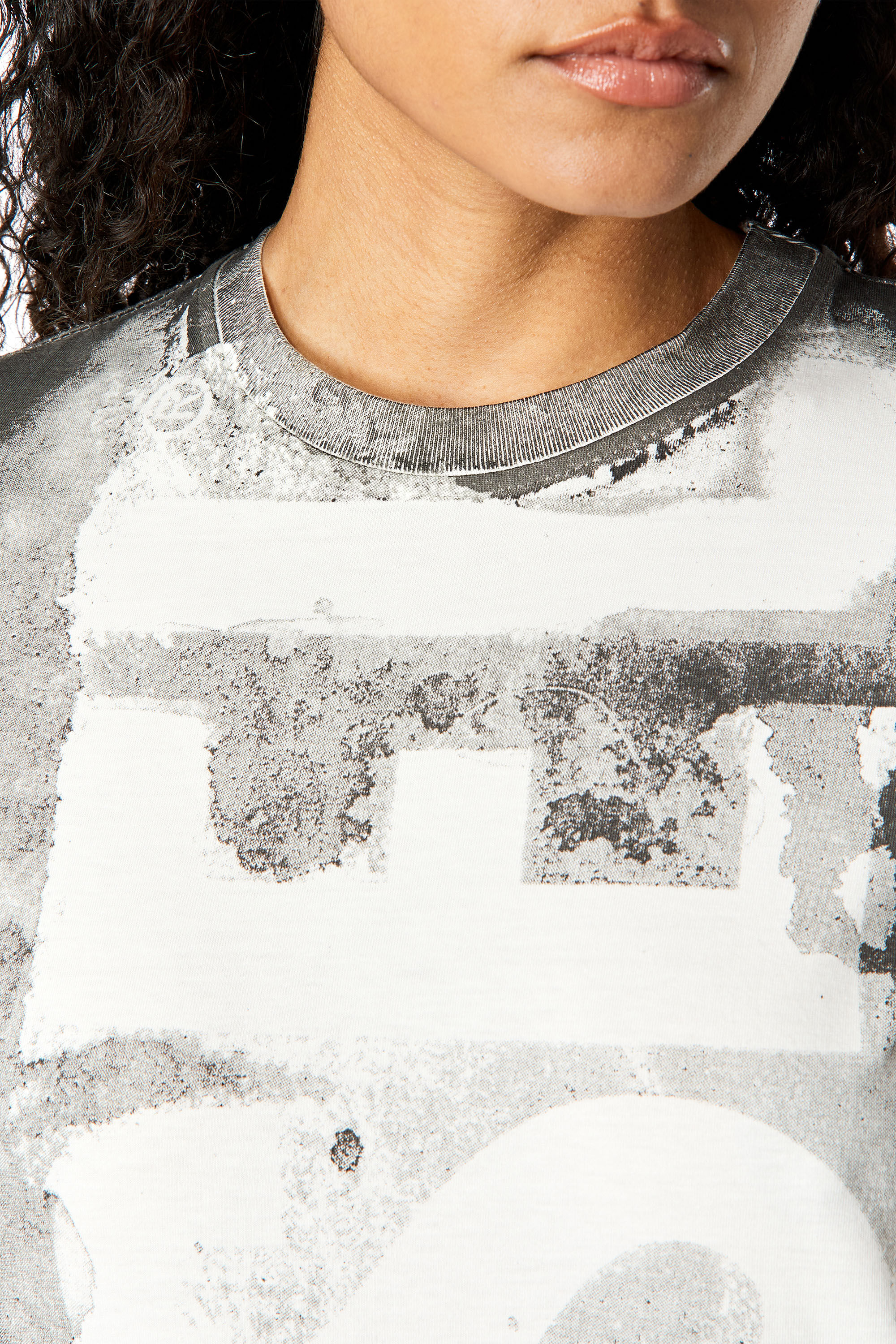 Diesel - T-REG-G1, Damen T-Shirt mit Logo in ausgebleichter Optik in Grau - Image 5