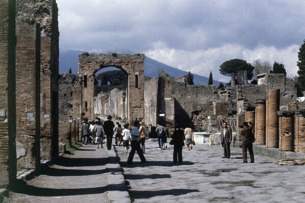 ARCHIVO – Vista de Pompeya, ciudad romana enterrada por la erupción del Vesubio, cerca de la actual Nápoles, en Italia, en una imagen tomada en 1979. (AP Foto/Jim Bourdier, Archivo)