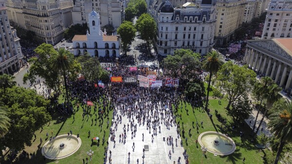 Manifestantes marchan contra las medidas de ajuste económico en Buenos Aires, Argentina, el miércoles 20 de diciembre de 2023. Días después de asumir el cargo, el presidente de Argentina, Javier Milei, anunció un drástico plan de reducción del gasto y de ajustes que fue rechazado por organizaciones sociales y sindicales. Además, advirtió que se castigarán los cortes de vías en las manifestaciones. (AP Foto/Mario De Fina)