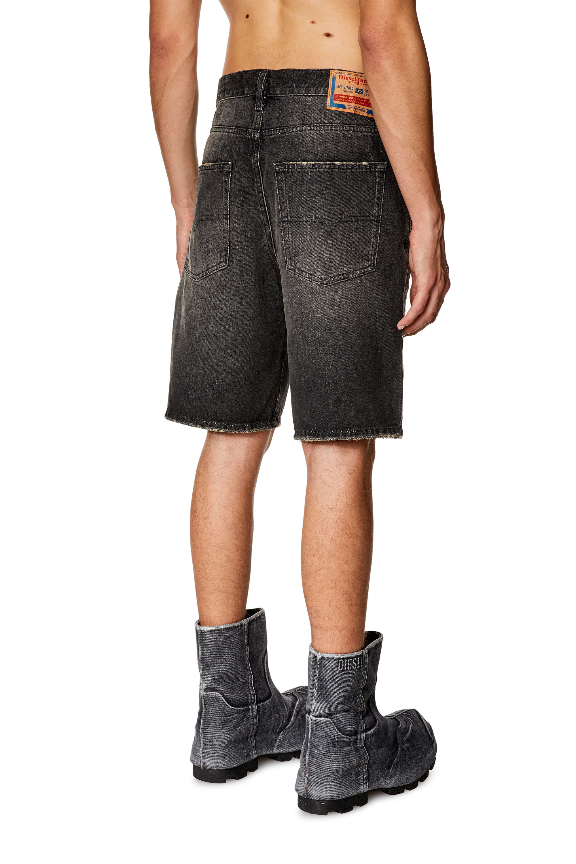 Diesel - REGULAR-SHORT, Hombre Pantalones cortos en denim in Negro - Image 4