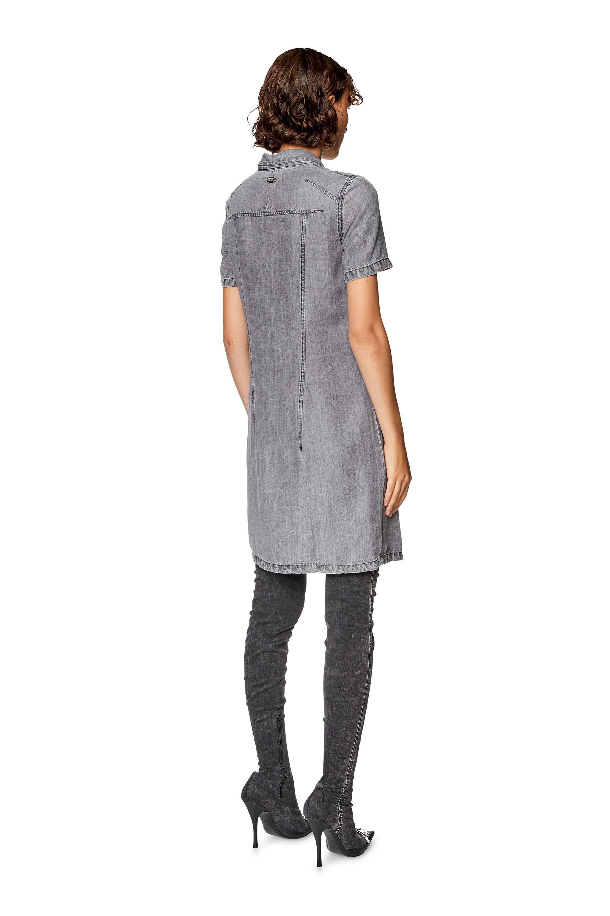 Diesel - DE-SHIRTY, Femme Robe chemise boutonnée en denim clair in Gris - Image 3