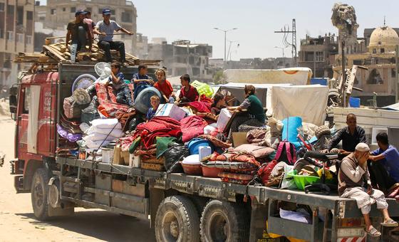 Las familias de Gaza siguen viéndose obligadas a buscar lugares más seguros donde refugiarse. 