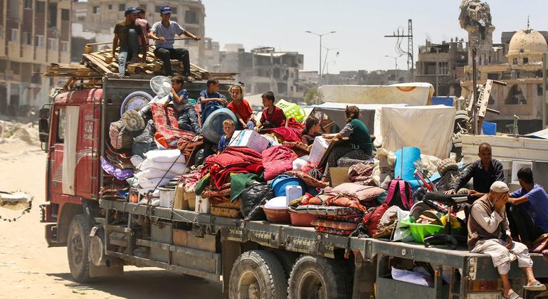 Las familias de Gaza siguen viéndose obligadas a buscar lugares más seguros donde refugiarse. 