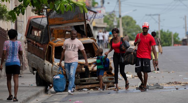 Des gens fuient le quartier de Solino à Port-au-Prince en raison d'attaques par des gangs en mai 2024.