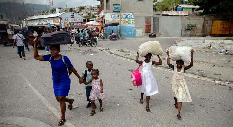 Des milliers de familles continuent de fuir leur domicile à Port-au-Prince en raison de la violence liée aux gangs.