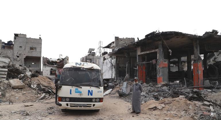 ARCHIVO Un palestino junto a un vehículo destruido por la ONU.