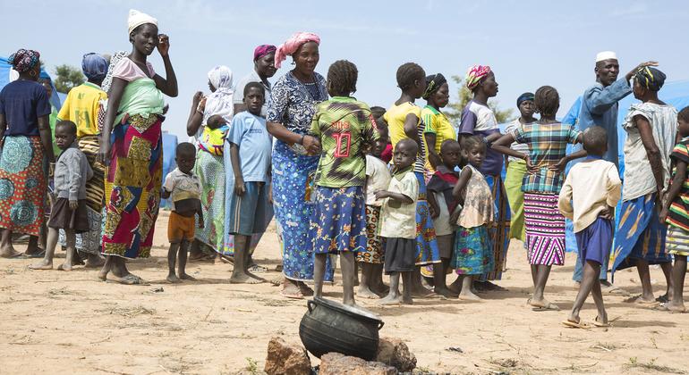 Un grupo de desplazados se reúne en el campamento de Pissila, en el norte de Burkina Faso.