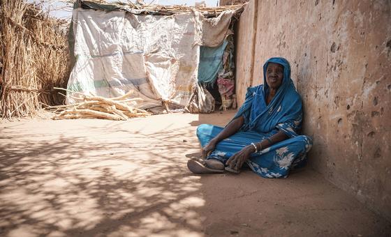 Une femme qui a fui sa maison à cause du conflit se repose dans un centre pour personnes déplacées à Al Fasher, au Darfour.