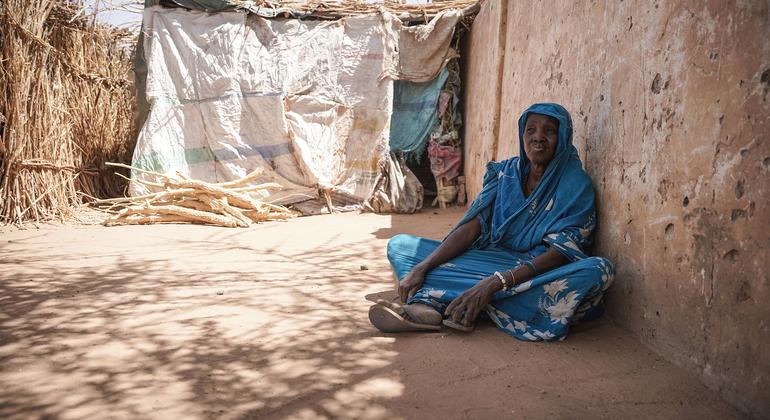 Une femme qui a fui sa maison à cause du conflit se repose dans un centre pour personnes déplacées à Al Fasher, au Darfour.